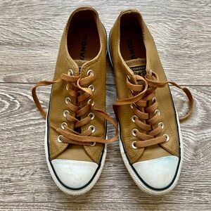 Converse Chuck Taylor All Star Low Top Leather Sneaker -- Size 8.5